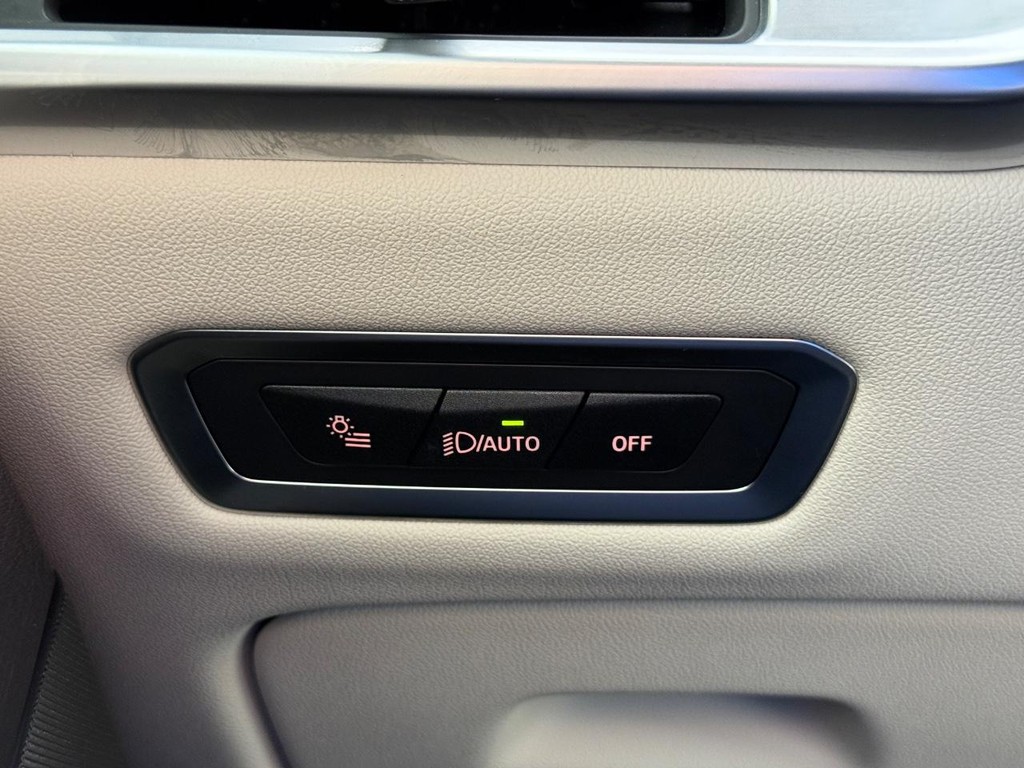 BMW X7 Vehicle Full-screen Gallery Image 25