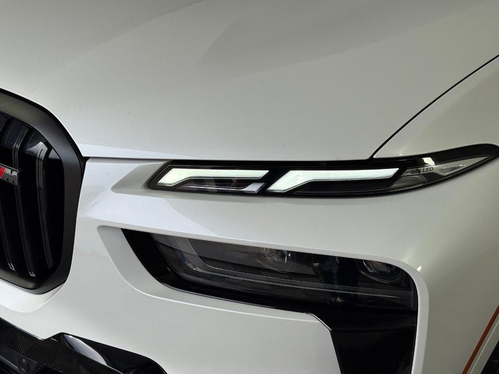 BMW X7 Vehicle Full-screen Gallery Image 27