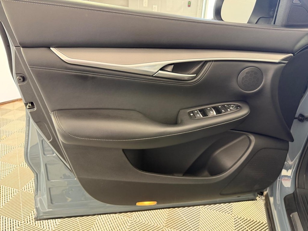 INFINITI QX55 Vehicle Full-screen Gallery Image 17
