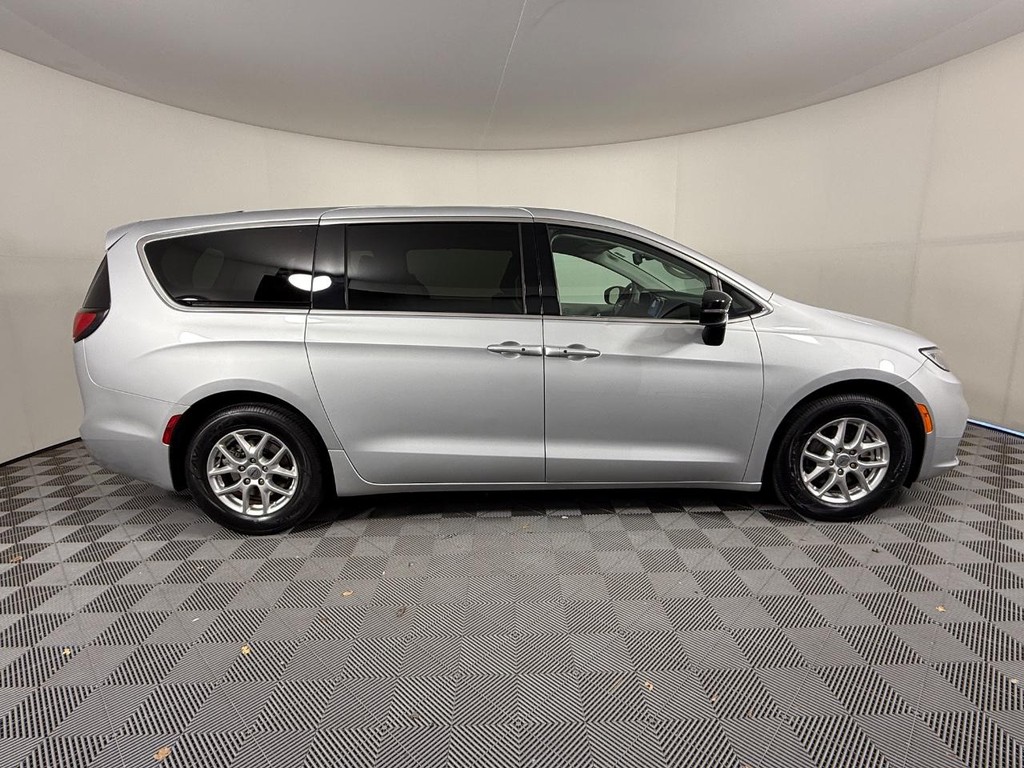 Chrysler Pacifica Vehicle Full-screen Gallery Image 02