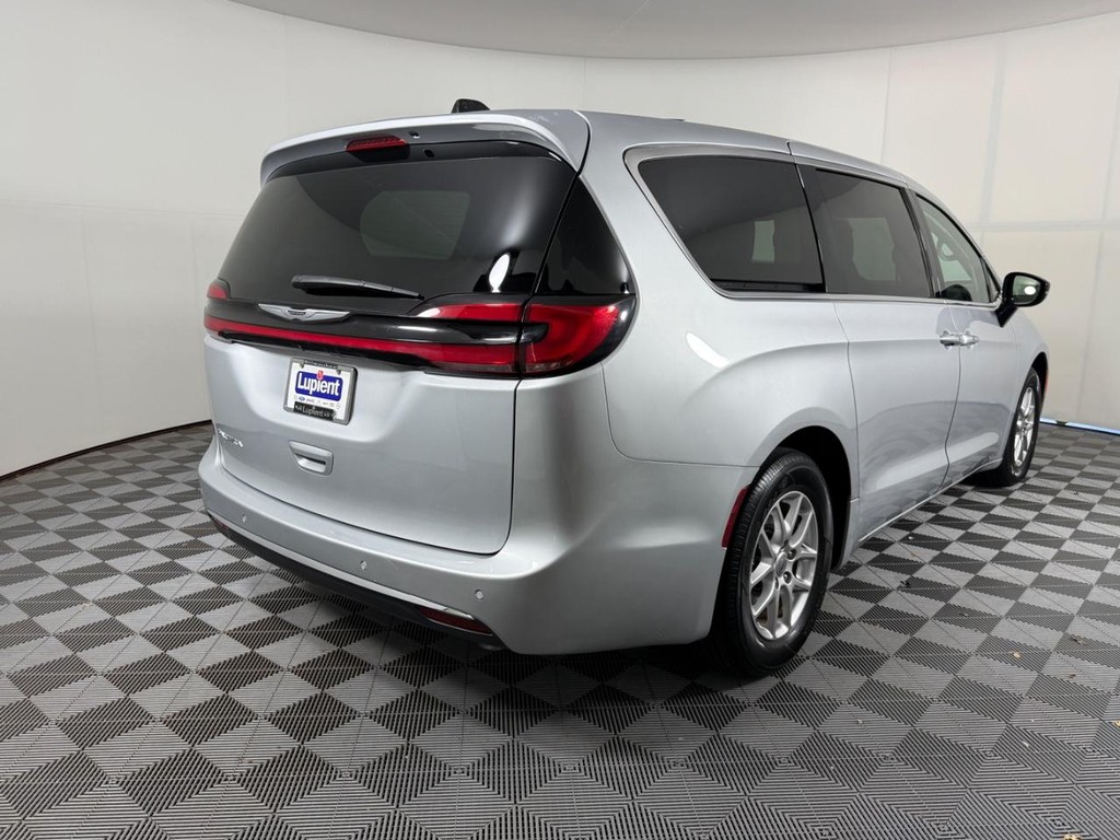 Chrysler Pacifica Vehicle Full-screen Gallery Image 03
