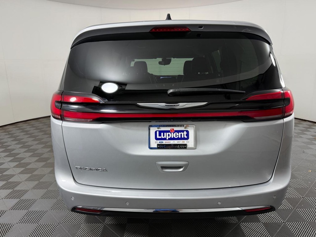 Chrysler Pacifica Vehicle Full-screen Gallery Image 04