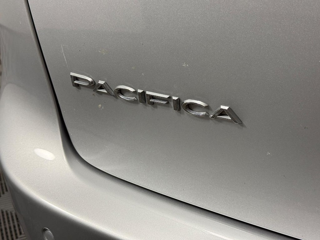 Chrysler Pacifica Vehicle Full-screen Gallery Image 05