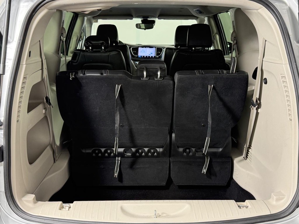 Chrysler Pacifica Vehicle Full-screen Gallery Image 06