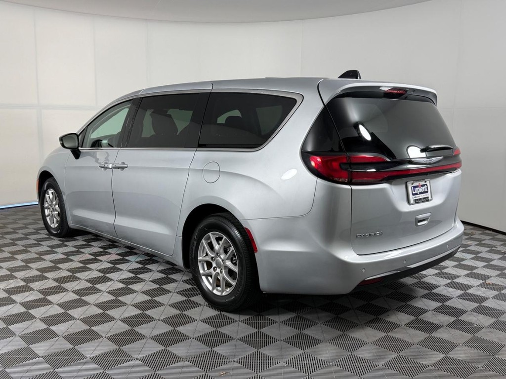 Chrysler Pacifica Vehicle Full-screen Gallery Image 07