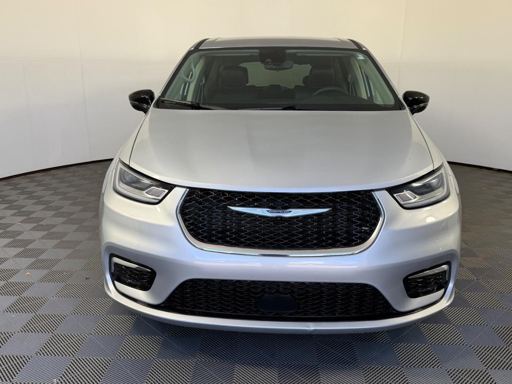 Chrysler Pacifica Vehicle Full-screen Gallery Image 09