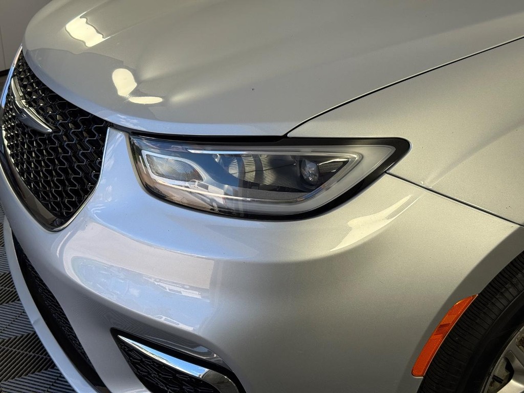 Chrysler Pacifica Vehicle Full-screen Gallery Image 10