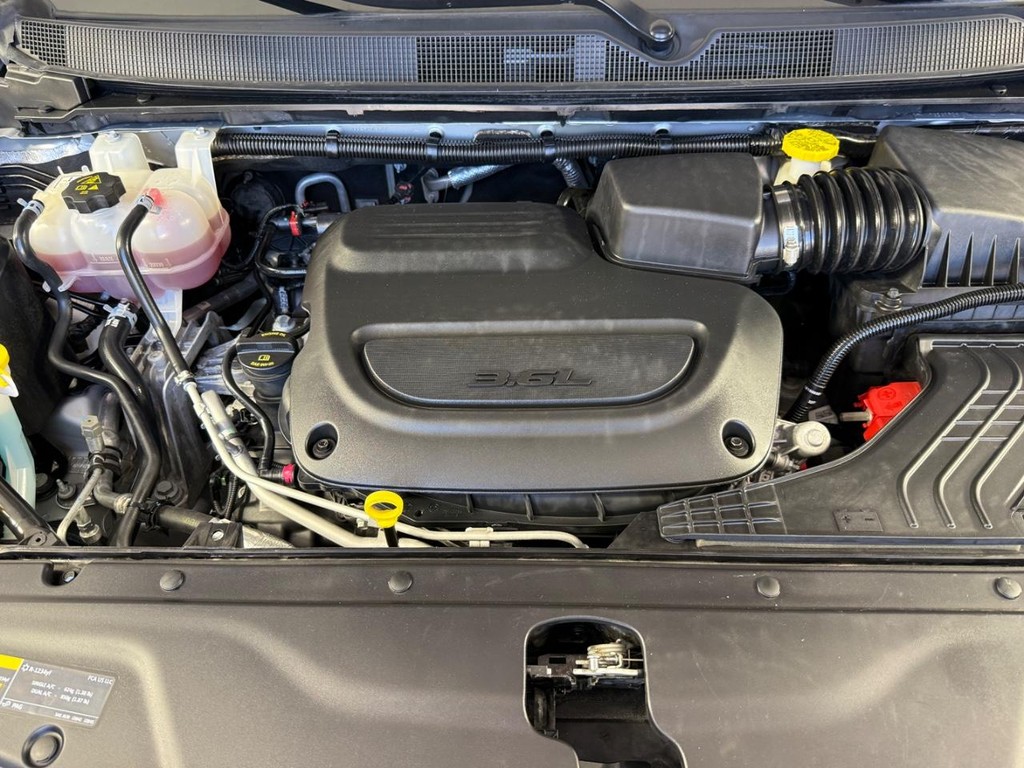 Chrysler Pacifica Vehicle Full-screen Gallery Image 13