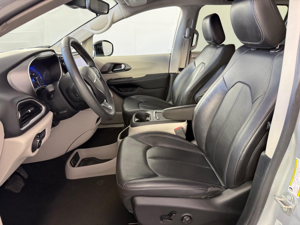 Chrysler Pacifica Vehicle Full-screen Gallery Image 15