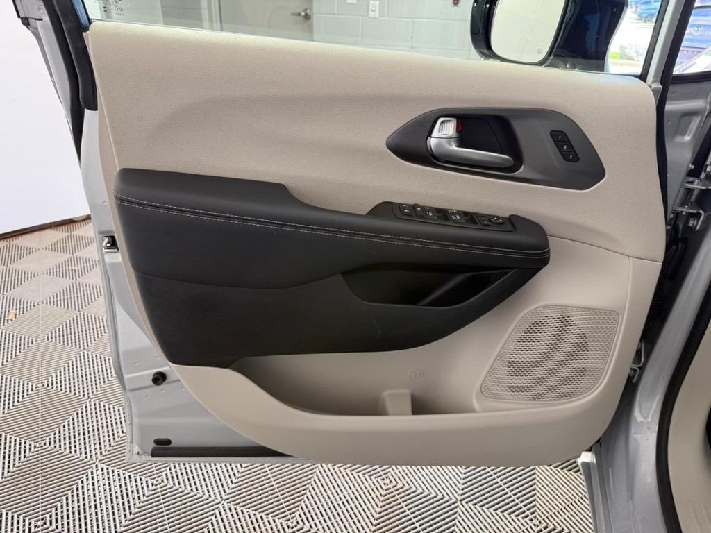 Chrysler Pacifica Vehicle Full-screen Gallery Image 16