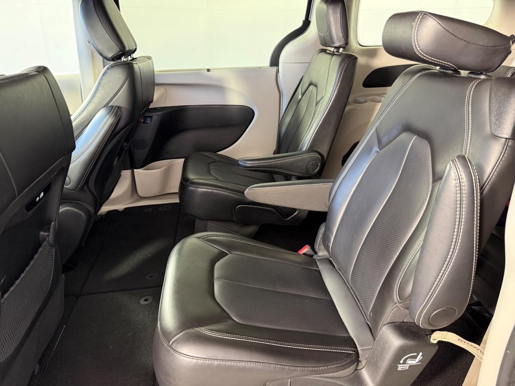 Chrysler Pacifica Vehicle Full-screen Gallery Image 17