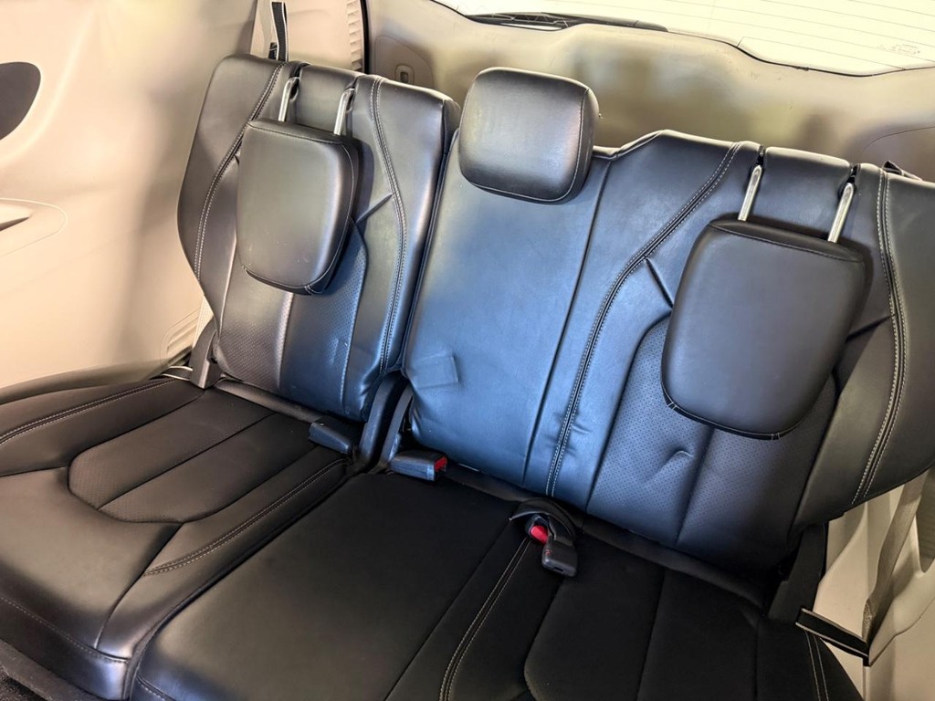 Chrysler Pacifica Vehicle Full-screen Gallery Image 18
