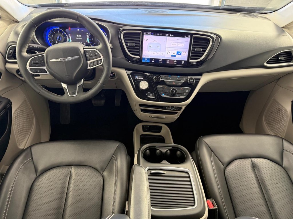 Chrysler Pacifica Vehicle Full-screen Gallery Image 19