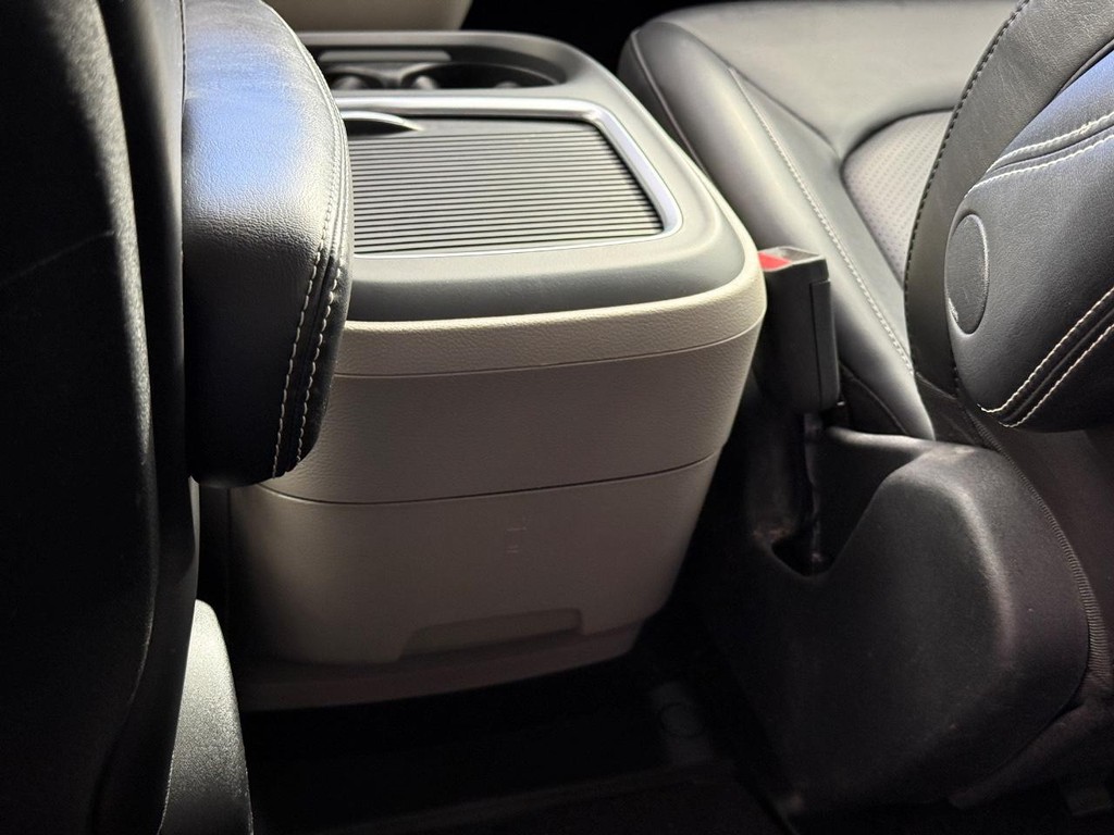 Chrysler Pacifica Vehicle Full-screen Gallery Image 20