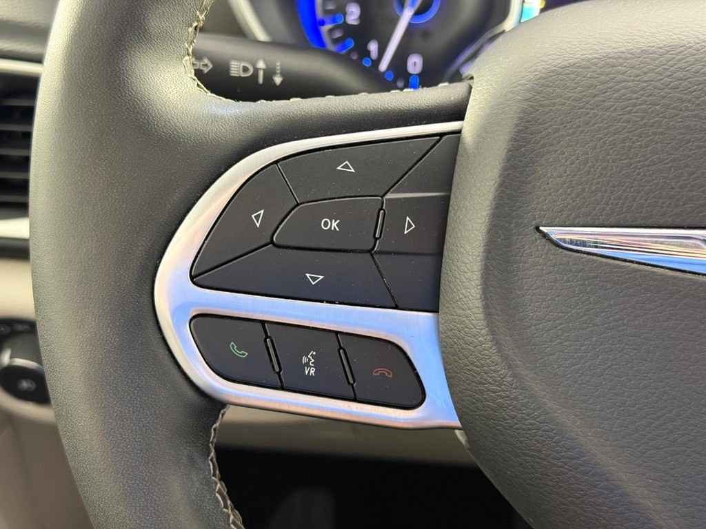Chrysler Pacifica Vehicle Full-screen Gallery Image 21