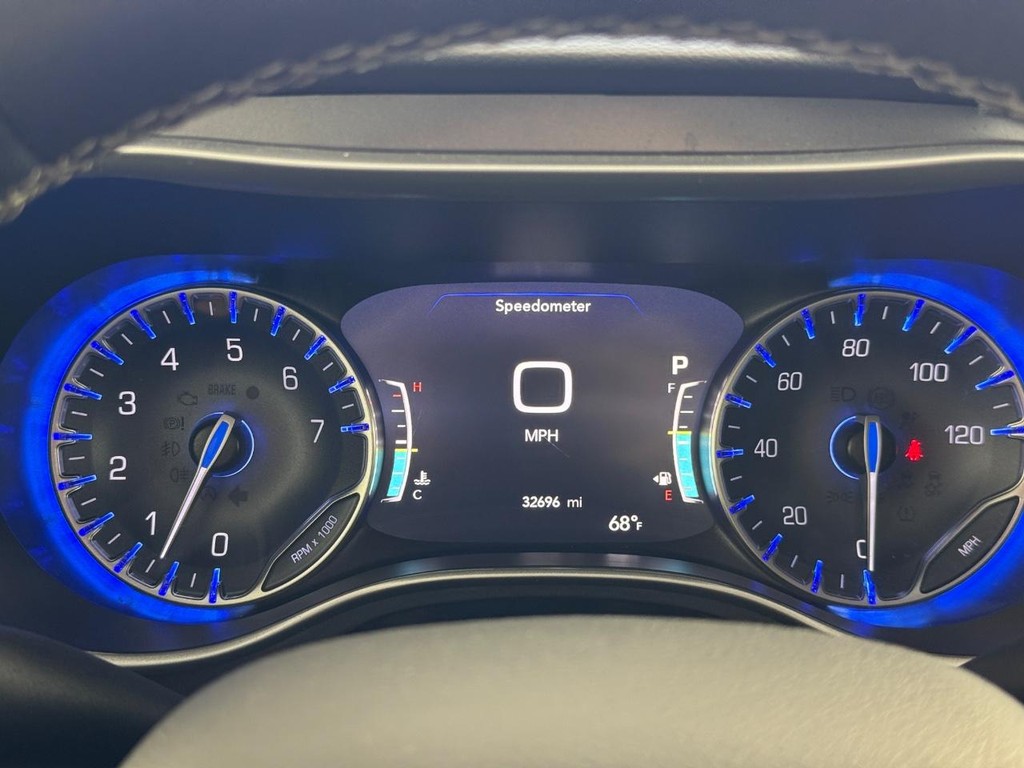 Chrysler Pacifica Vehicle Full-screen Gallery Image 23