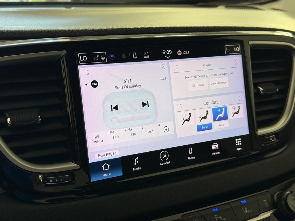 Chrysler Pacifica Vehicle Full-screen Gallery Image 24