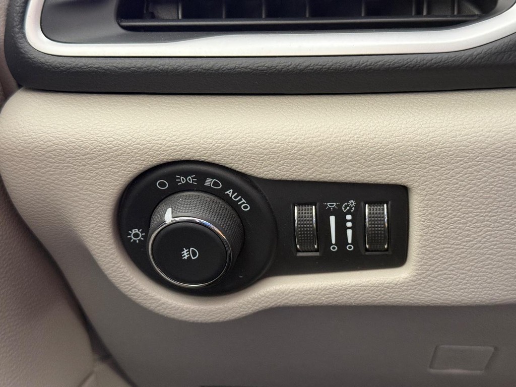 Chrysler Pacifica Vehicle Full-screen Gallery Image 28