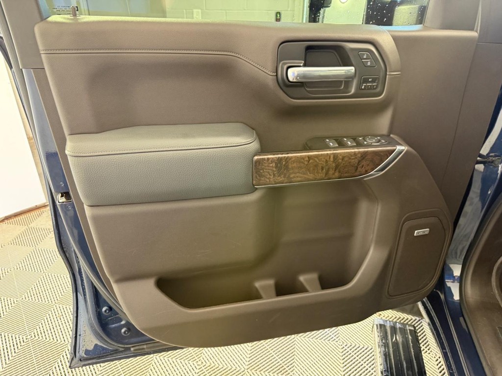 GMC Sierra 1500 Vehicle Full-screen Gallery Image 16