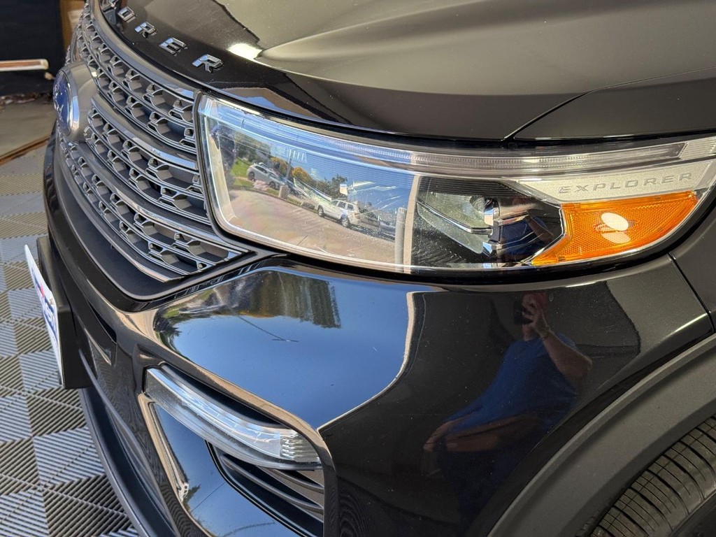 Ford Explorer Vehicle Full-screen Gallery Image 11
