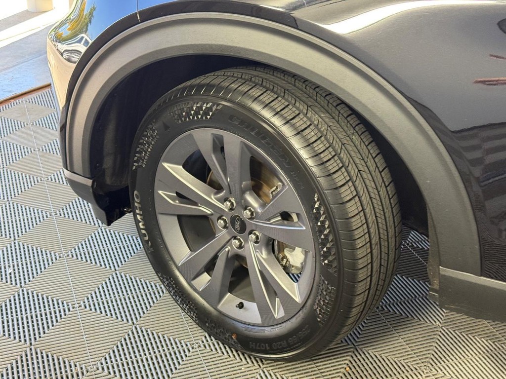 Ford Explorer Vehicle Full-screen Gallery Image 13