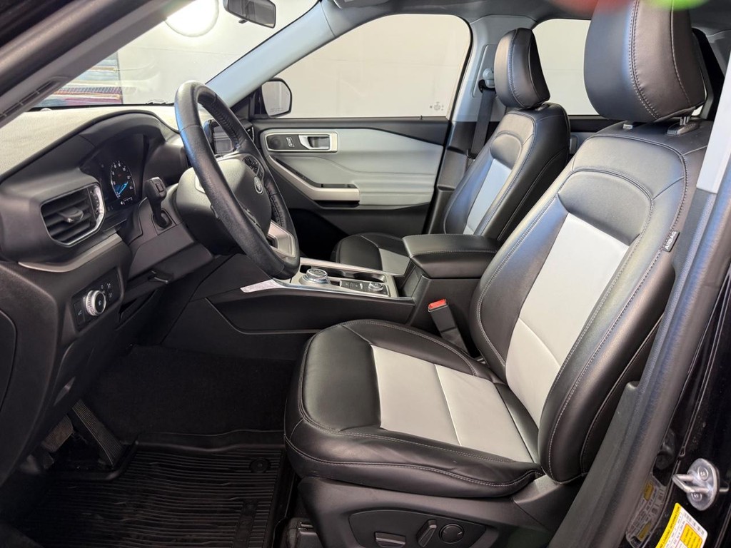 Ford Explorer Vehicle Full-screen Gallery Image 16