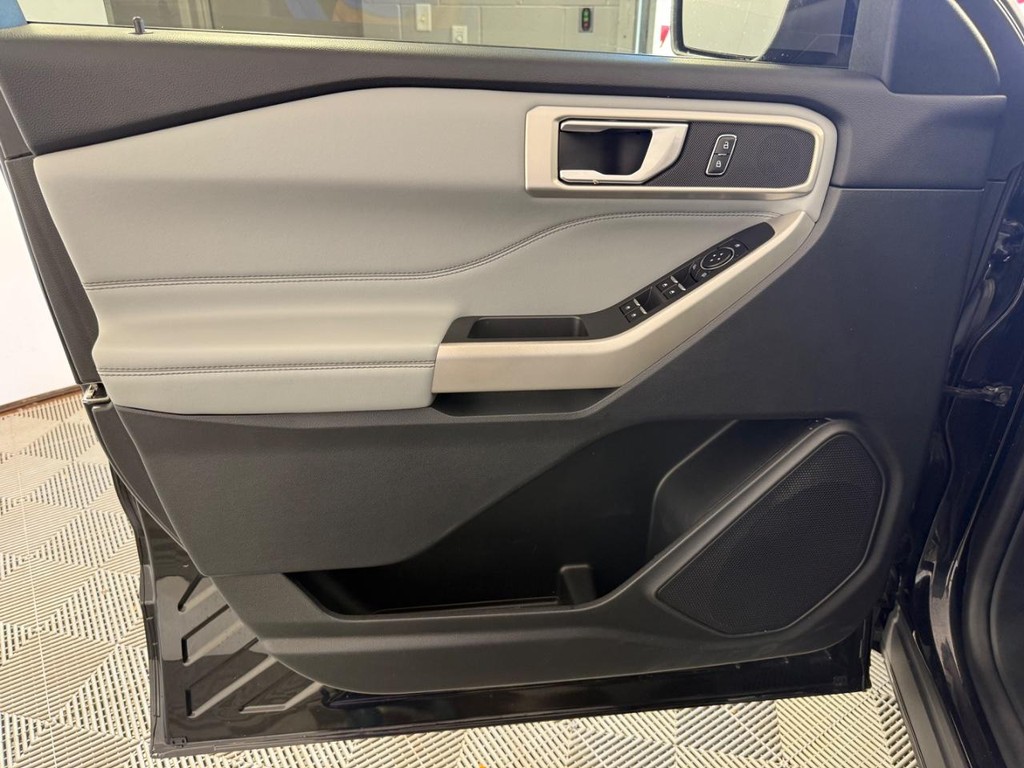 Ford Explorer Vehicle Full-screen Gallery Image 17