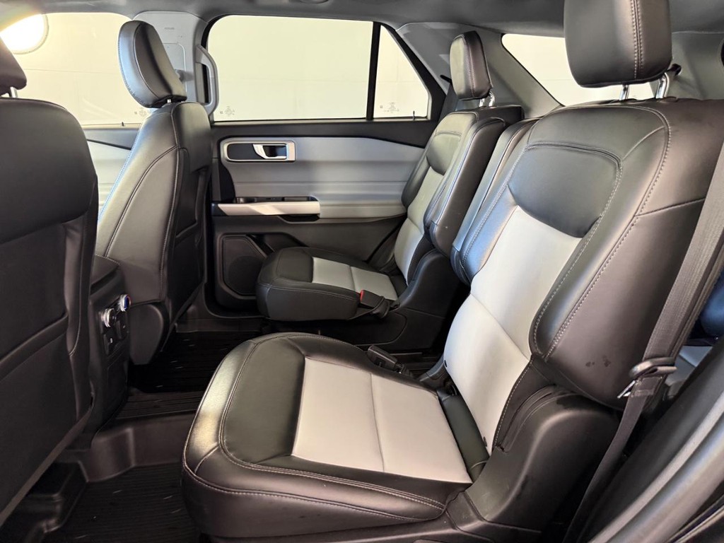 Ford Explorer Vehicle Full-screen Gallery Image 18