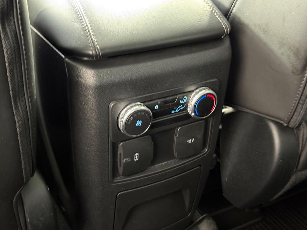 Ford Explorer Vehicle Full-screen Gallery Image 21