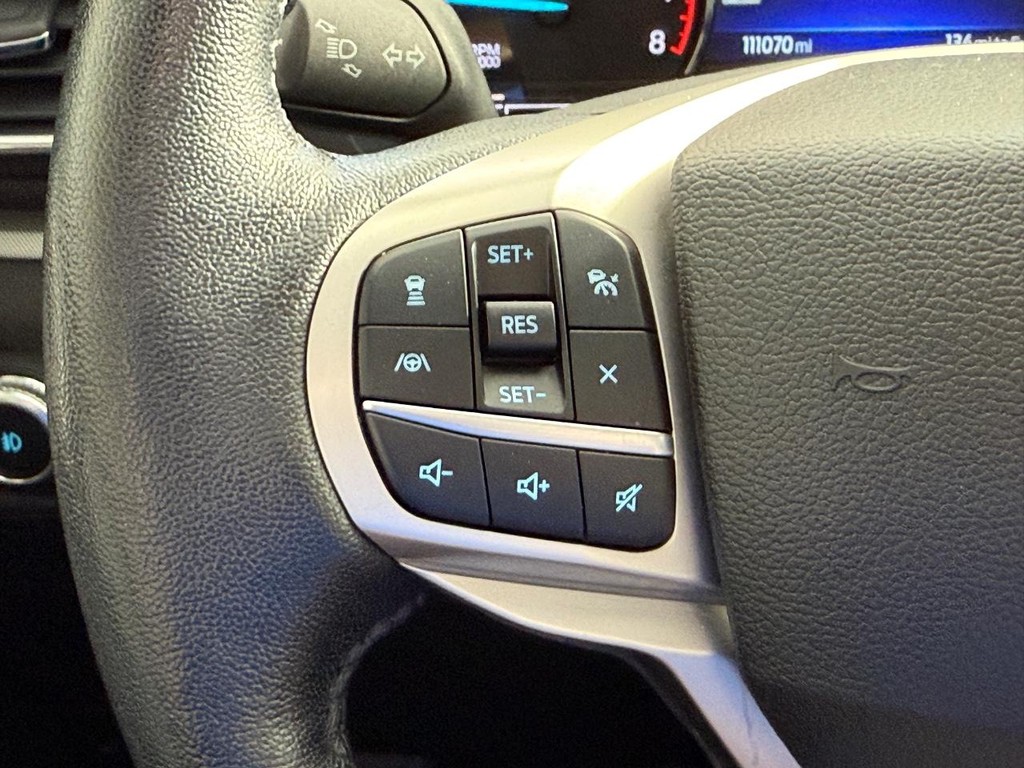 Ford Explorer Vehicle Full-screen Gallery Image 22