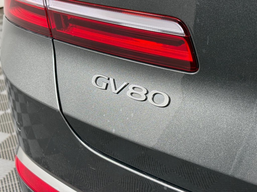 Genesis GV80 Vehicle Full-screen Gallery Image 05