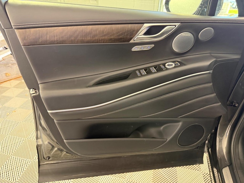 Genesis GV80 Vehicle Full-screen Gallery Image 17
