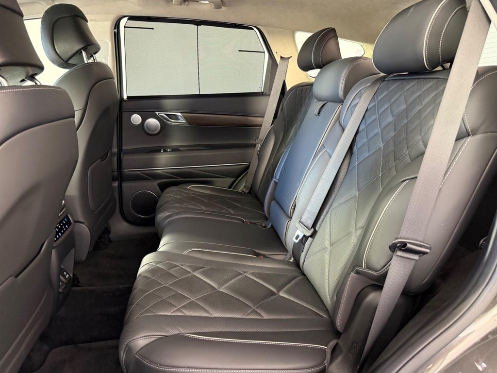 Genesis GV80 Vehicle Full-screen Gallery Image 18
