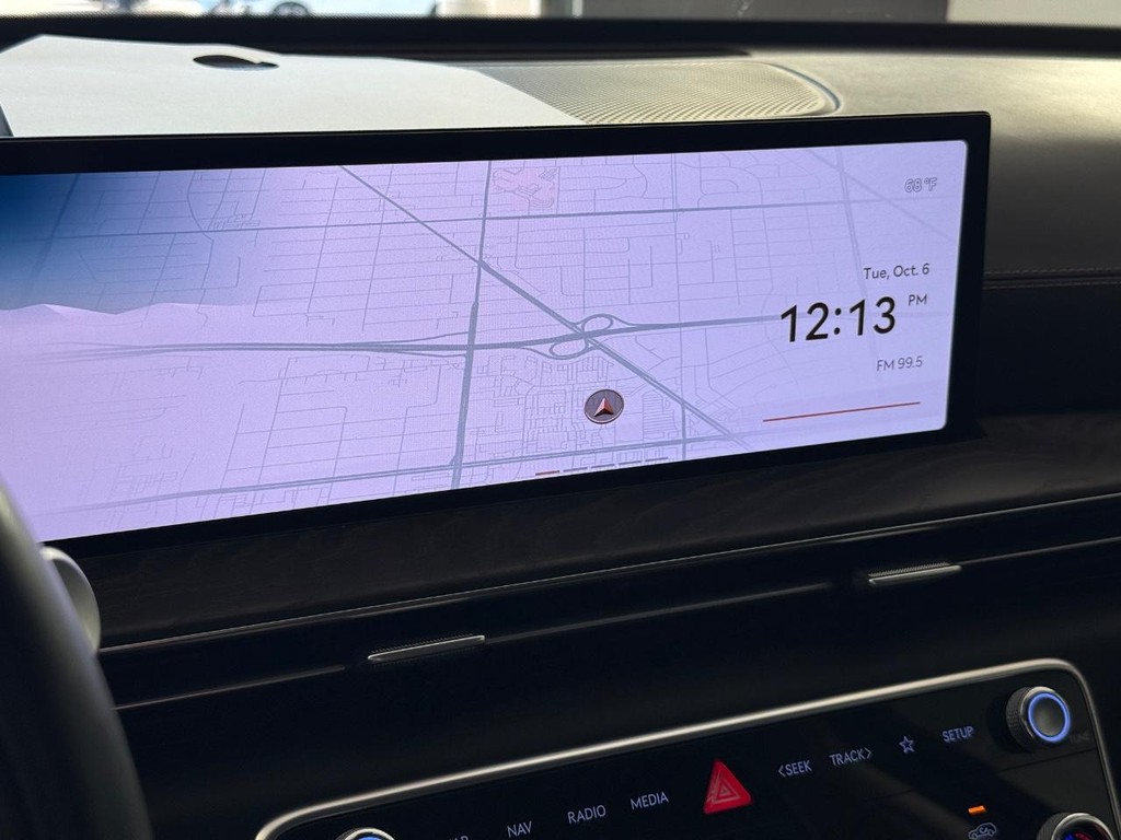 Genesis GV80 Vehicle Full-screen Gallery Image 24