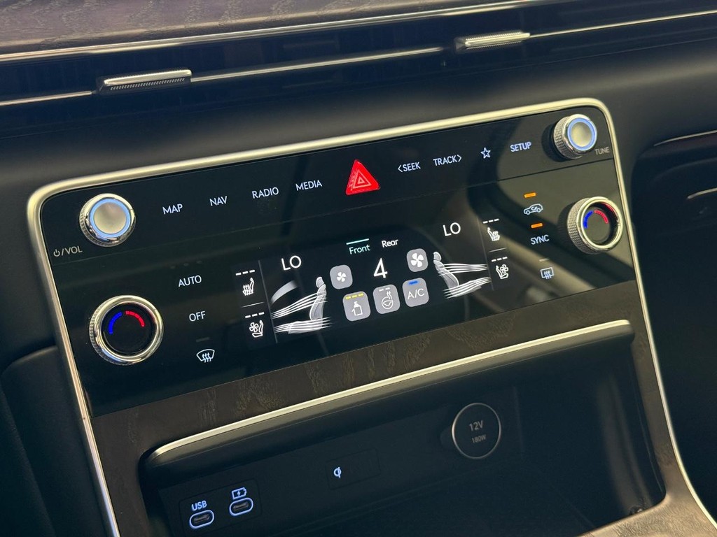 Genesis GV80 Vehicle Full-screen Gallery Image 25
