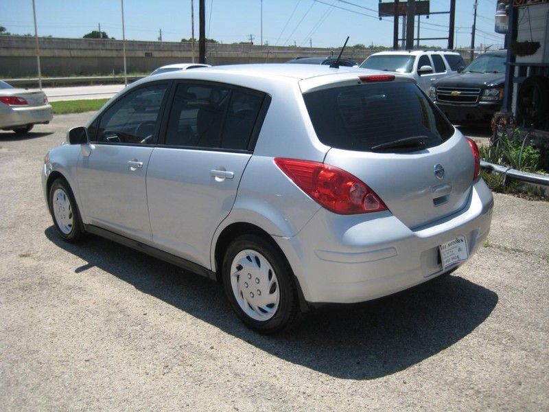 Nissan Versa Vehicle Image 04