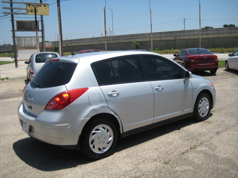 Nissan Versa Vehicle Image 06