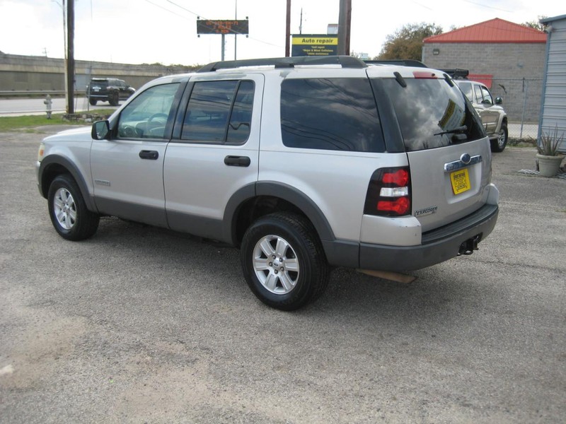 Ford Explorer Vehicle Image 02