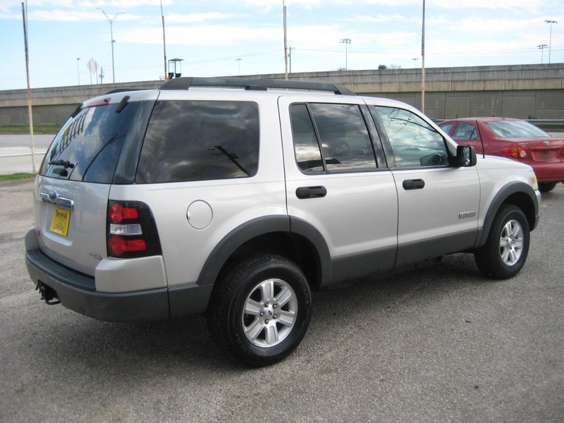 Ford Explorer Vehicle Image 04
