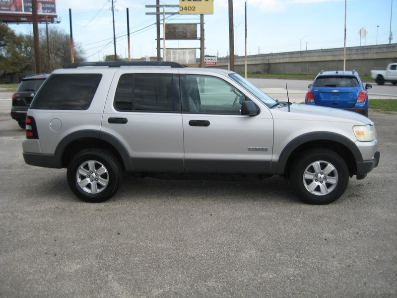 Ford Explorer Vehicle Image 05
