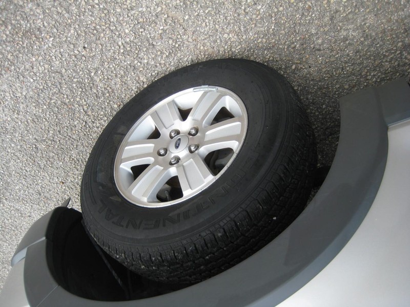 Ford Explorer Vehicle Image 11