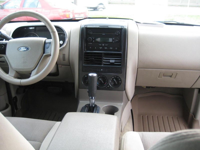 Ford Explorer Vehicle Image 14