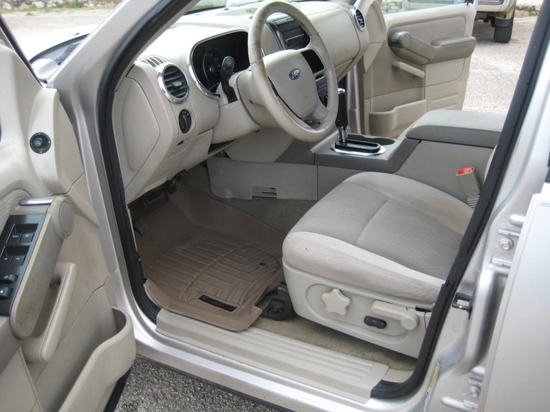 Ford Explorer Vehicle Image 15