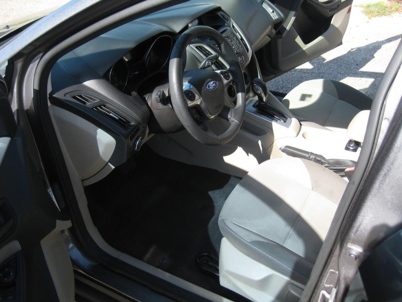 Ford Focus Vehicle Image 18