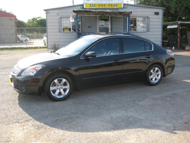 Nissan Altima Vehicle Image 02