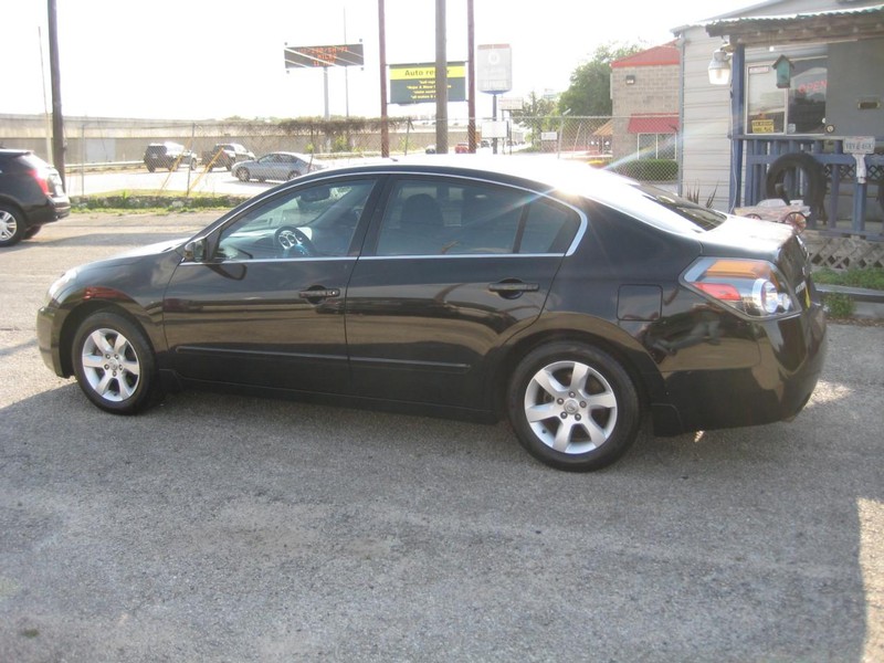 Nissan Altima Vehicle Image 03