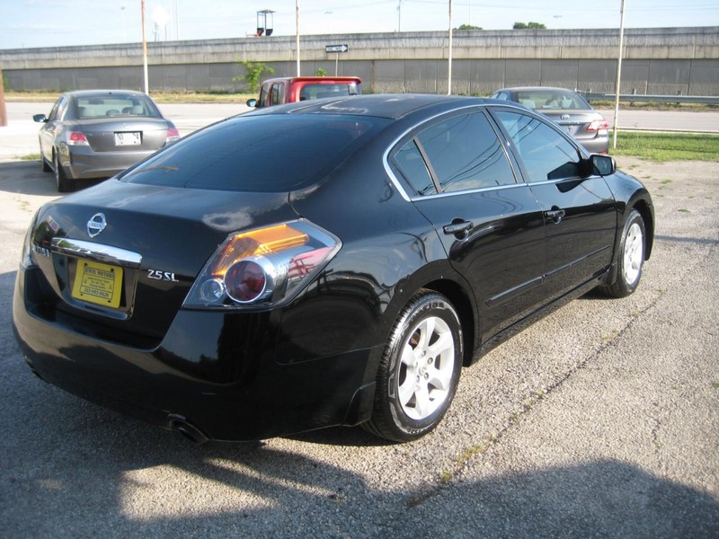 Nissan Altima Vehicle Image 05