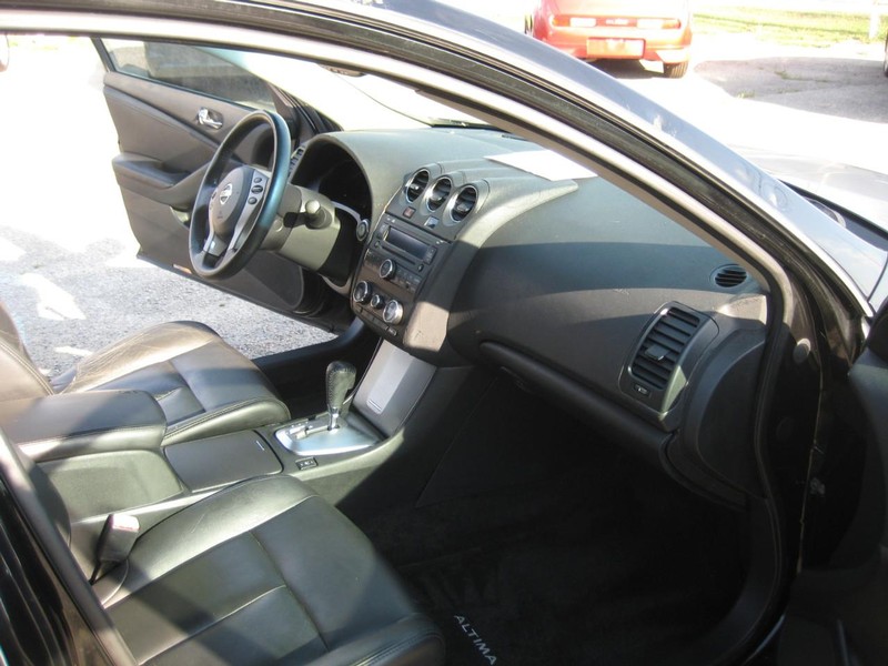 Nissan Altima Vehicle Image 19