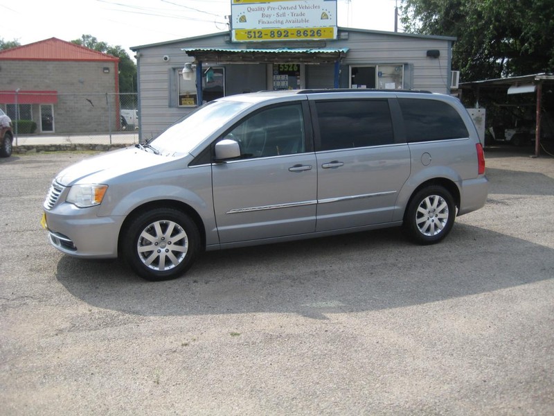 Chrysler Town & Country Vehicle Image 02