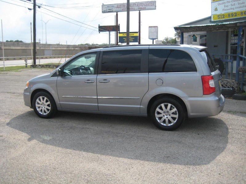 Chrysler Town & Country Vehicle Image 03